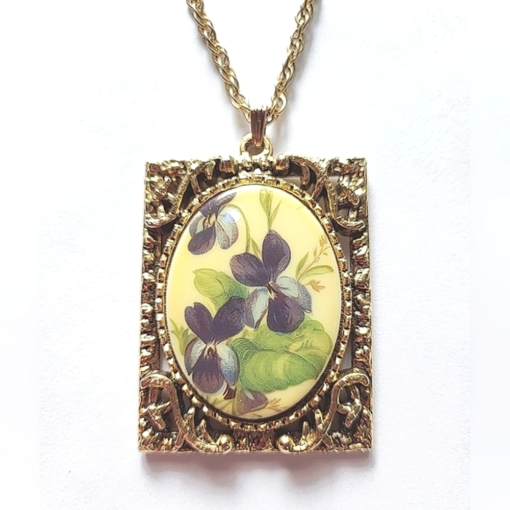 1960s VIOLETS MILK GLASS PENDANT NECKLACE